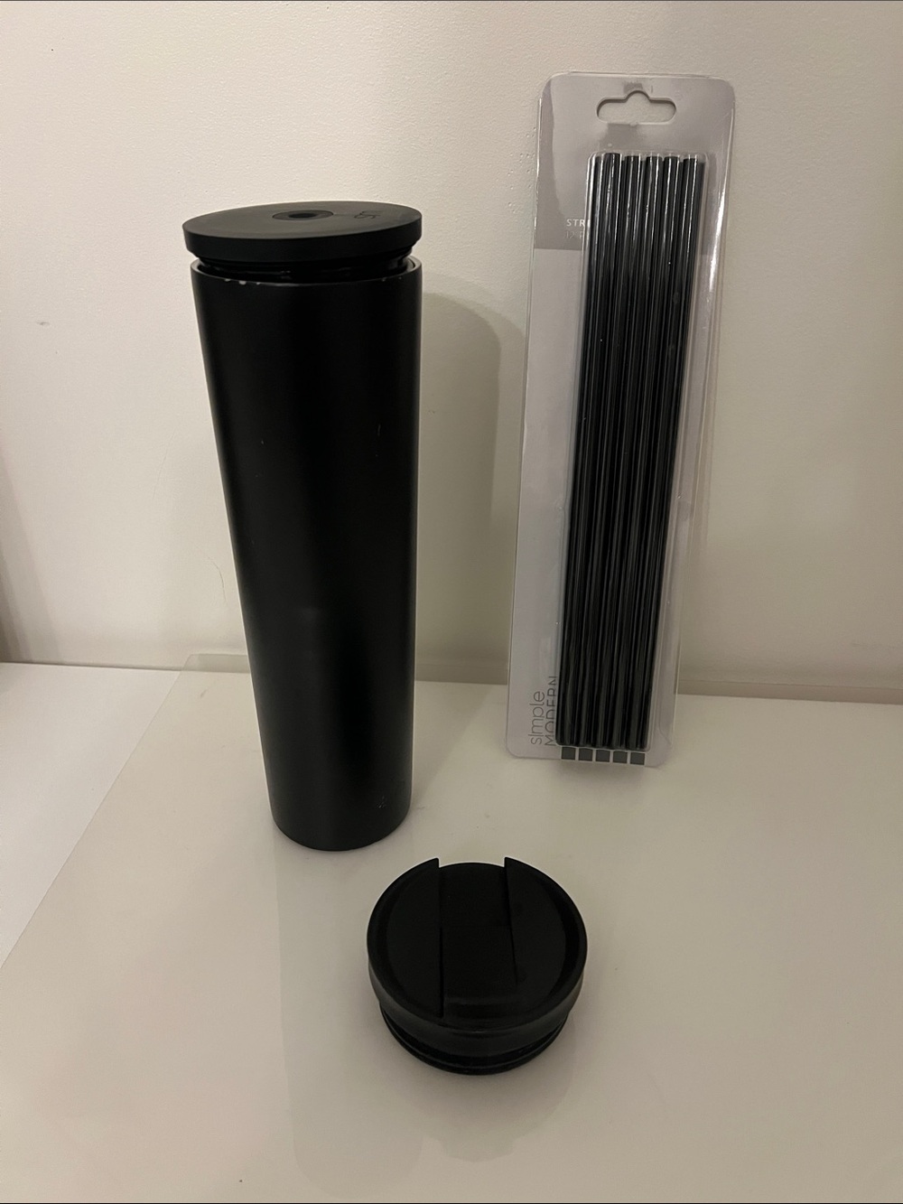 Black Simple Modern 32 oz Tumbler with w 2 Lids - Preowned. Straw set included.
